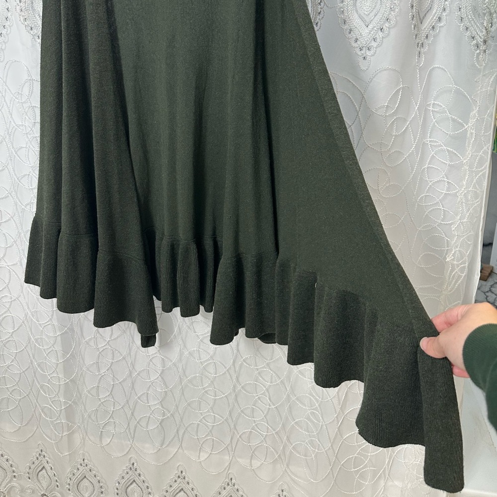 Sleeveless Ruffled Cardigan - Picture 2 of 3